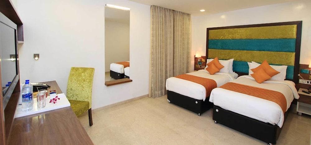 La Woods Hotel Chennai Exterior foto