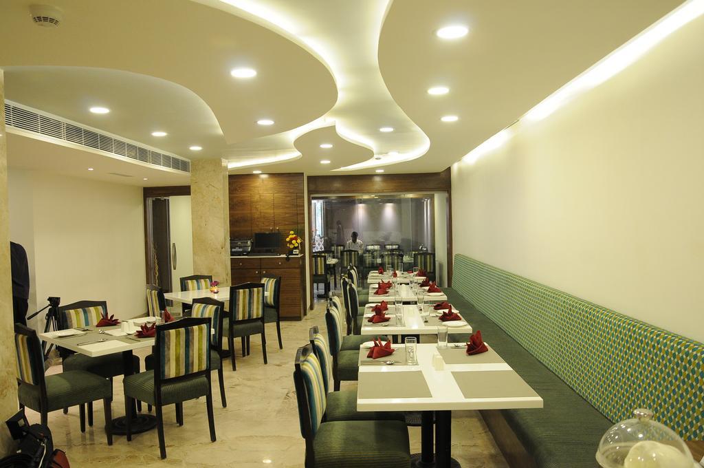 La Woods Hotel Chennai Exterior foto