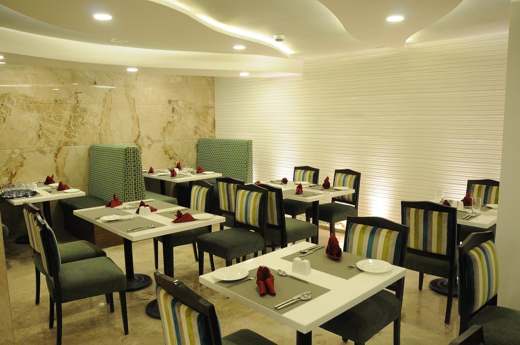 La Woods Hotel Chennai Exterior foto
