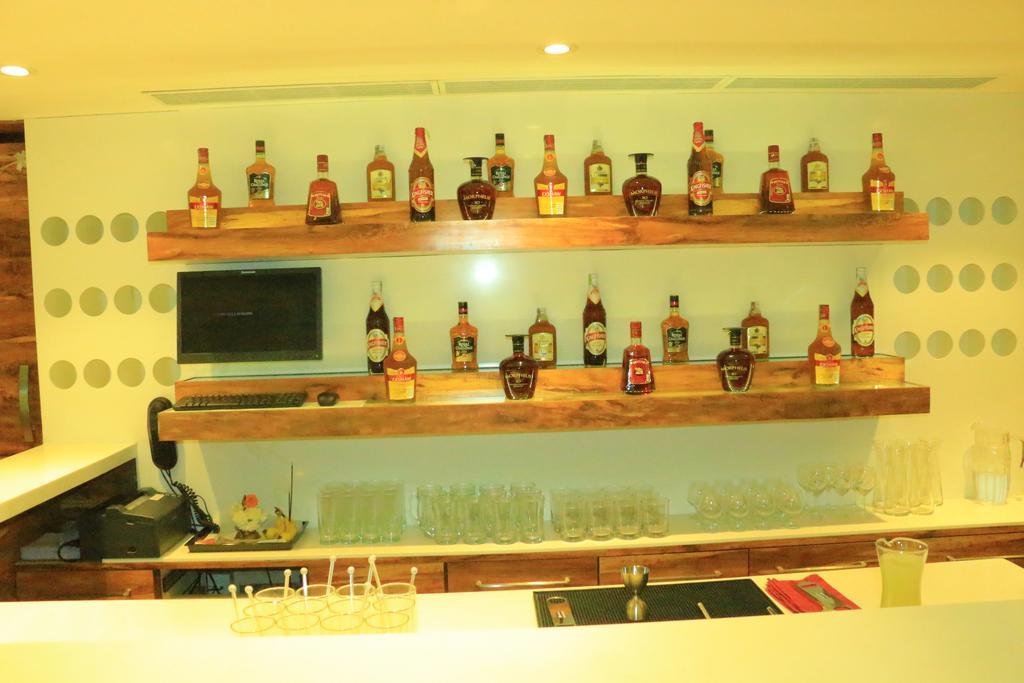 La Woods Hotel Chennai Exterior foto