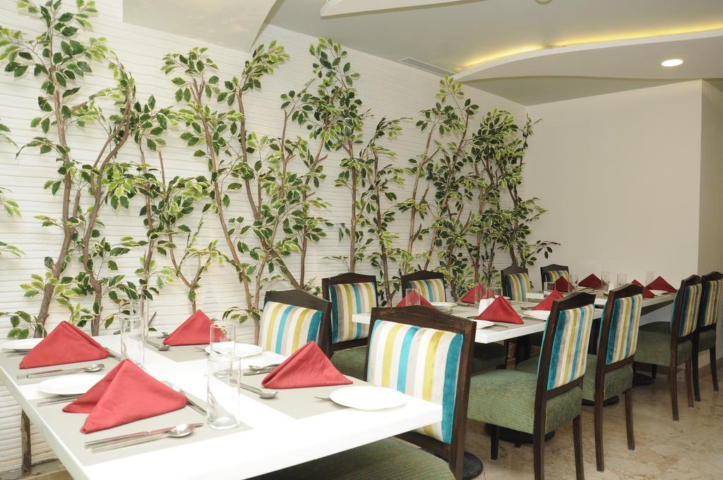 La Woods Hotel Chennai Exterior foto