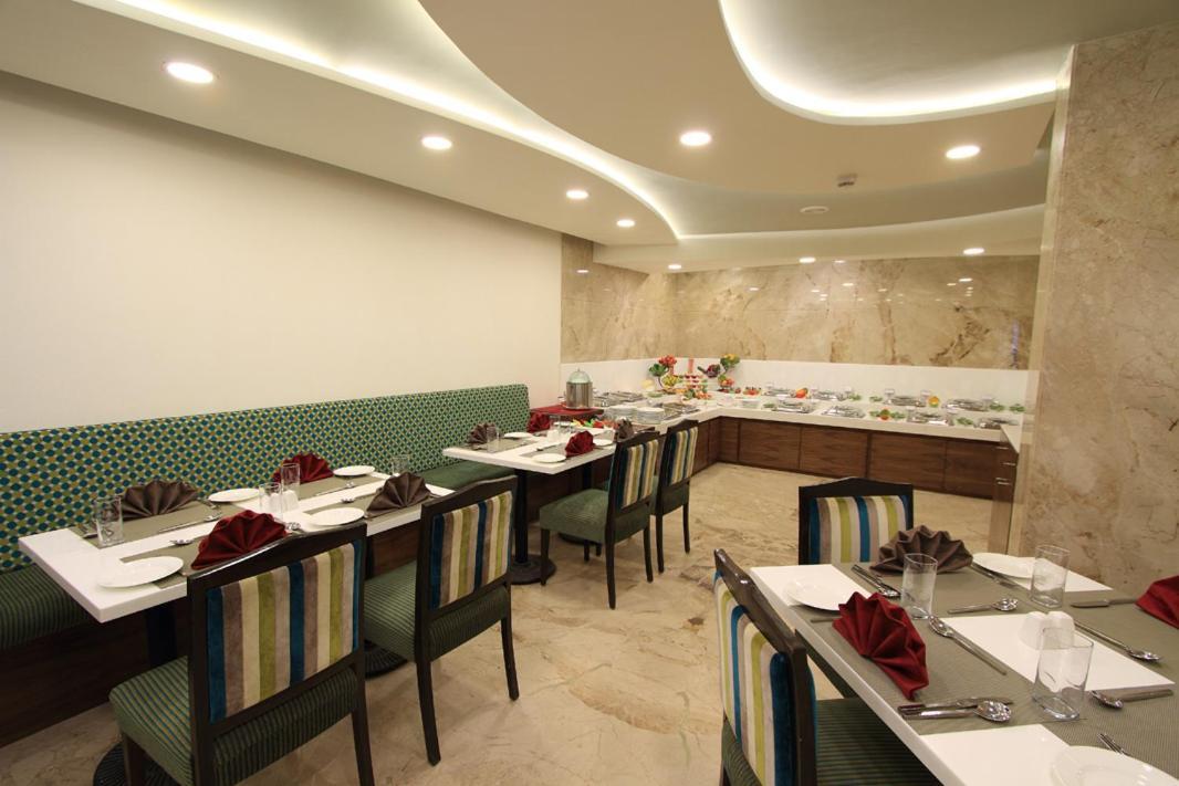 La Woods Hotel Chennai Exterior foto