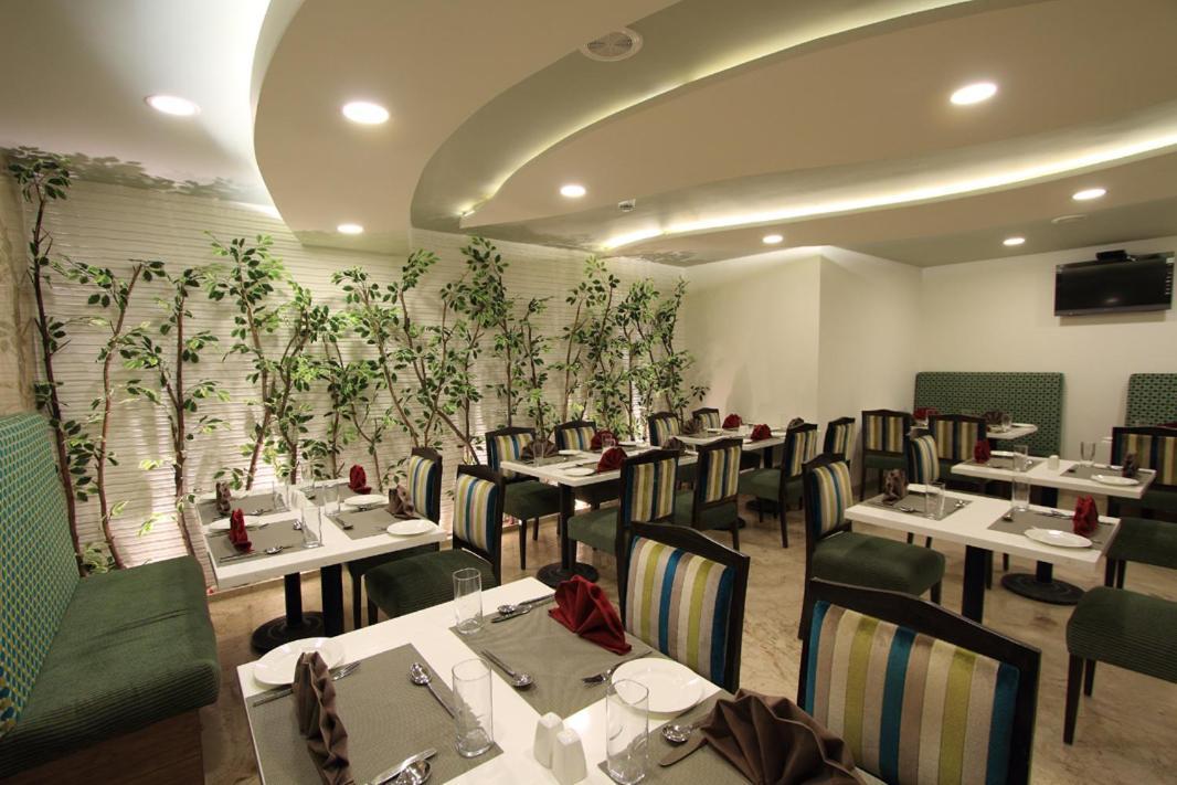 La Woods Hotel Chennai Exterior foto