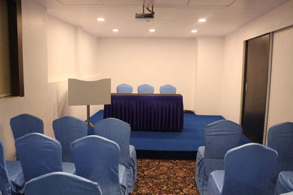 La Woods Hotel Chennai Exterior foto