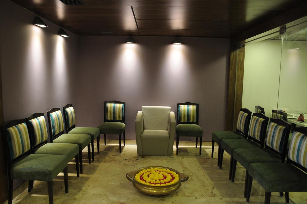 La Woods Hotel Chennai Exterior foto