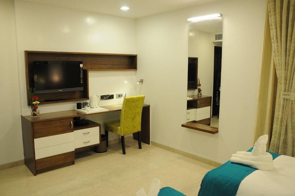 La Woods Hotel Chennai Exterior foto