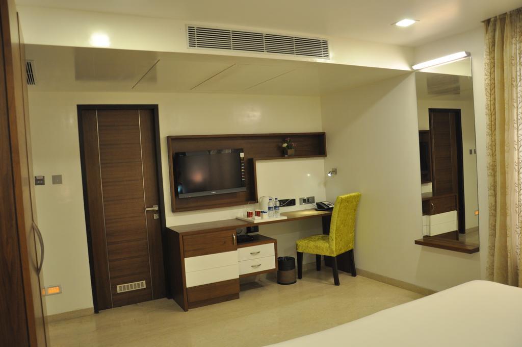La Woods Hotel Chennai Exterior foto