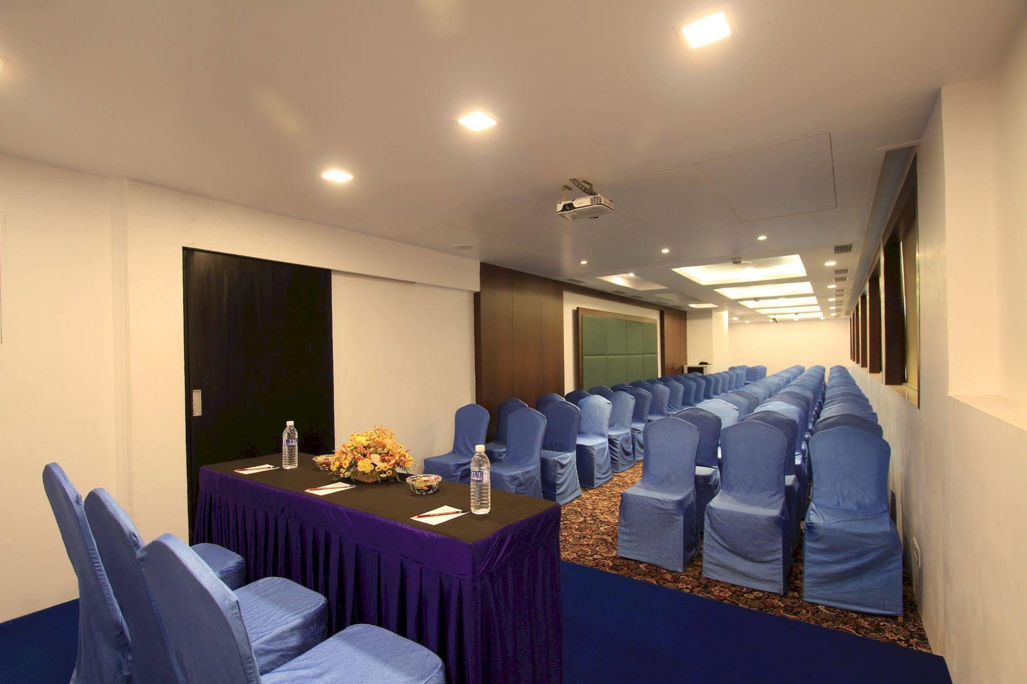 La Woods Hotel Chennai Exterior foto