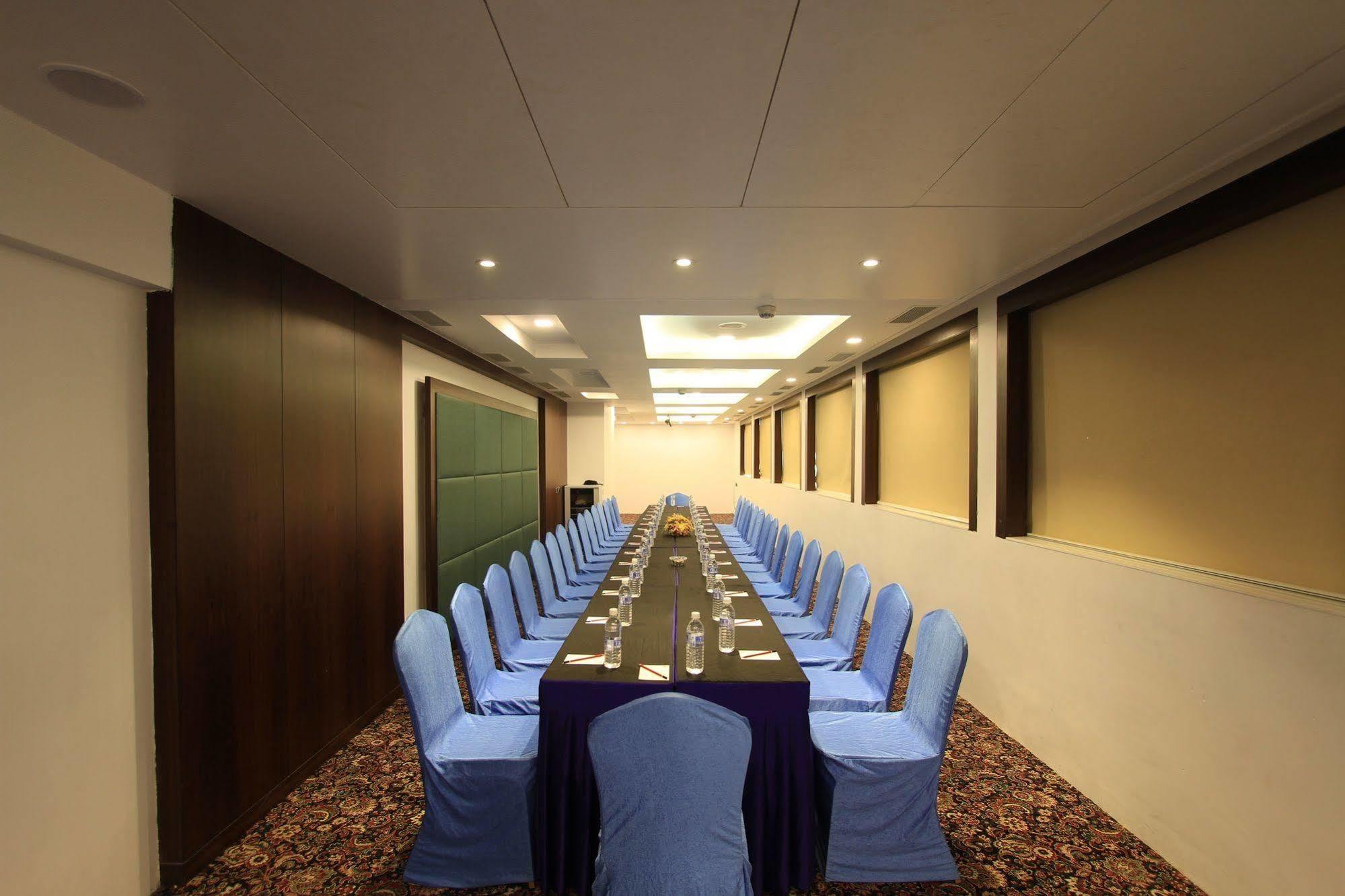 La Woods Hotel Chennai Exterior foto