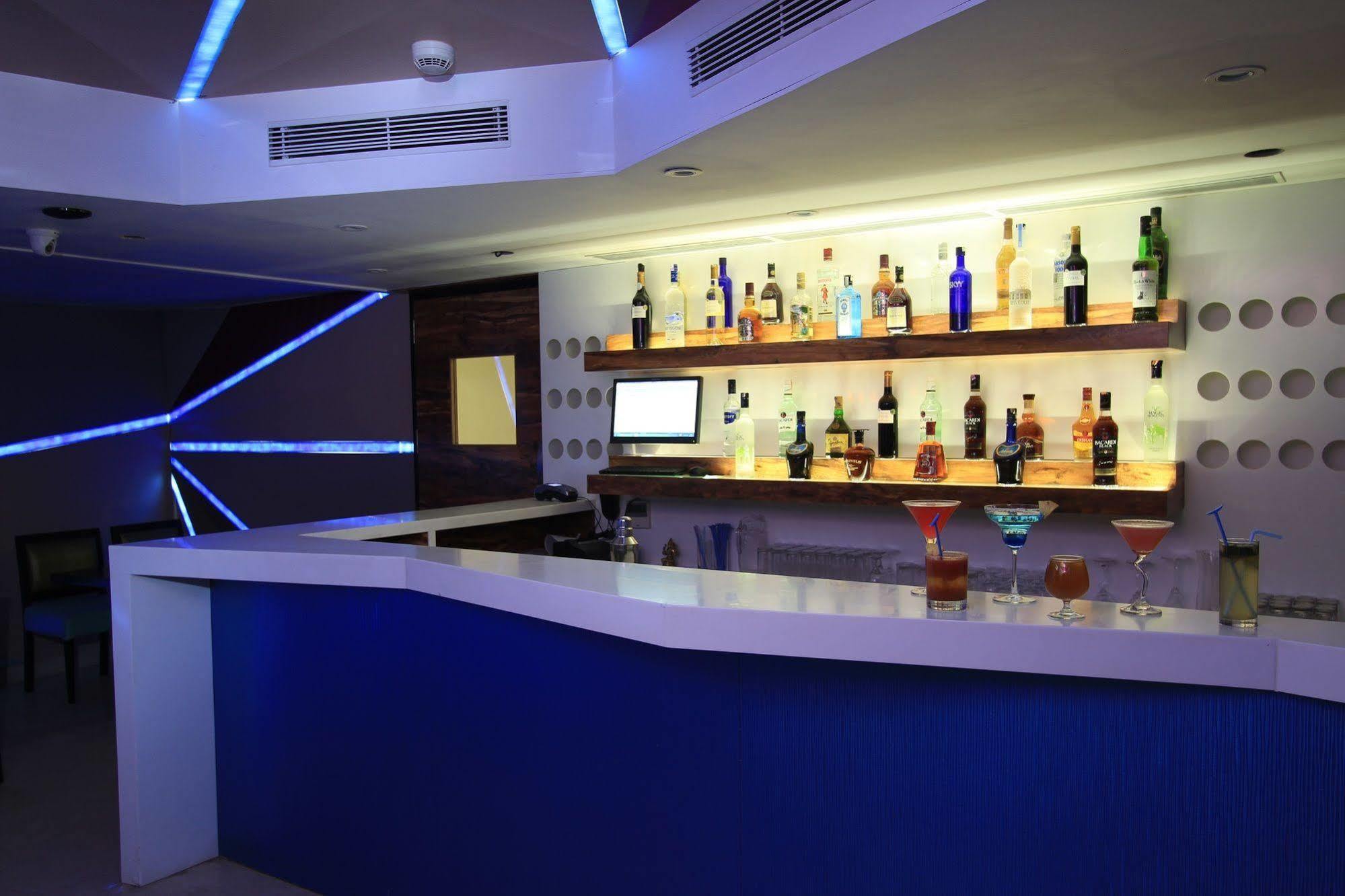 La Woods Hotel Chennai Exterior foto